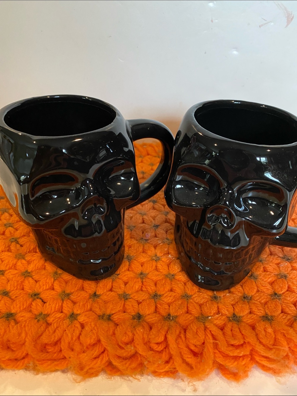NWT Set of 2 Ceramic Black Skull Mugs